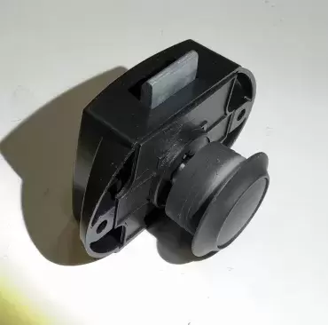 Schwarzer Druckknopfverschluss mit Rosette für Schubladen und Schränke im Wohnwagen, Wohnmobil und Camper.