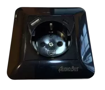 Shuko-Steckdose mit 1 USB-A-Schnellladeanschluss plus 1 USB-C-Anschluss, ideal für Wohnwagen, Wohnmobile und Camper.