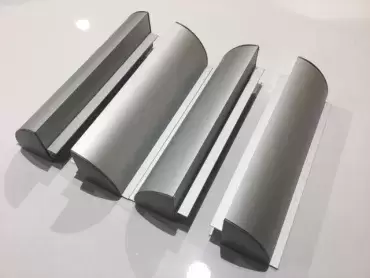 20 cm Aluminiumträger mit Abdeckungen für Solarpanel