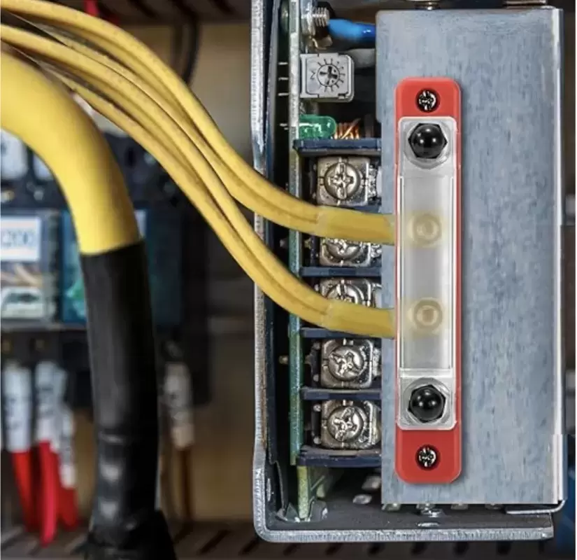 Barra ROJA de 4 conexiones Busbar 150AH POSITIVO más cubierta para instalaciones en autocaravanas y camper.