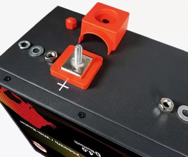 Batería de Litio bajo asiento 200Ah 12.8V LiFePO4 Smart BMS con Bluetooth para Autocaravana y camper. Dimensiones (L x W x H) mm: 357 * 338 * 152mm