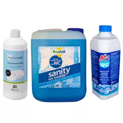 Flaschen mit Produkten für die Toilette